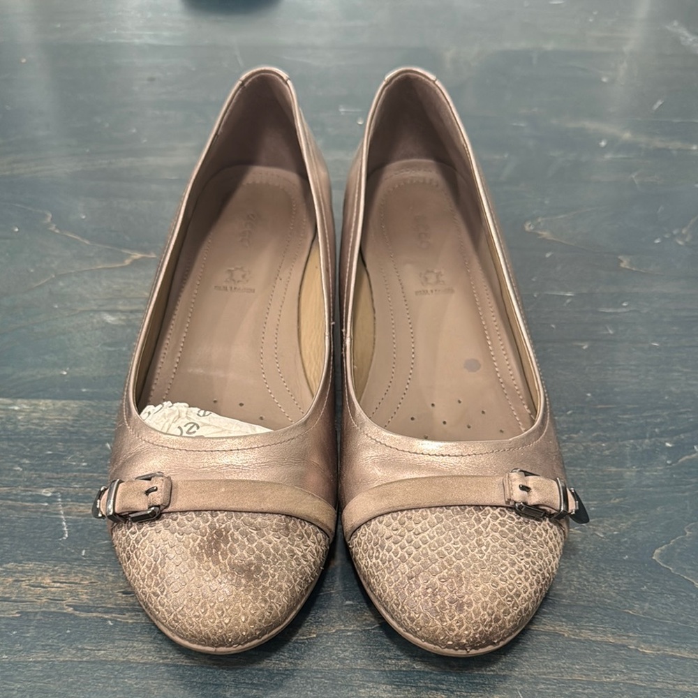 Ecco ballet bronze flat with design toe 9.5